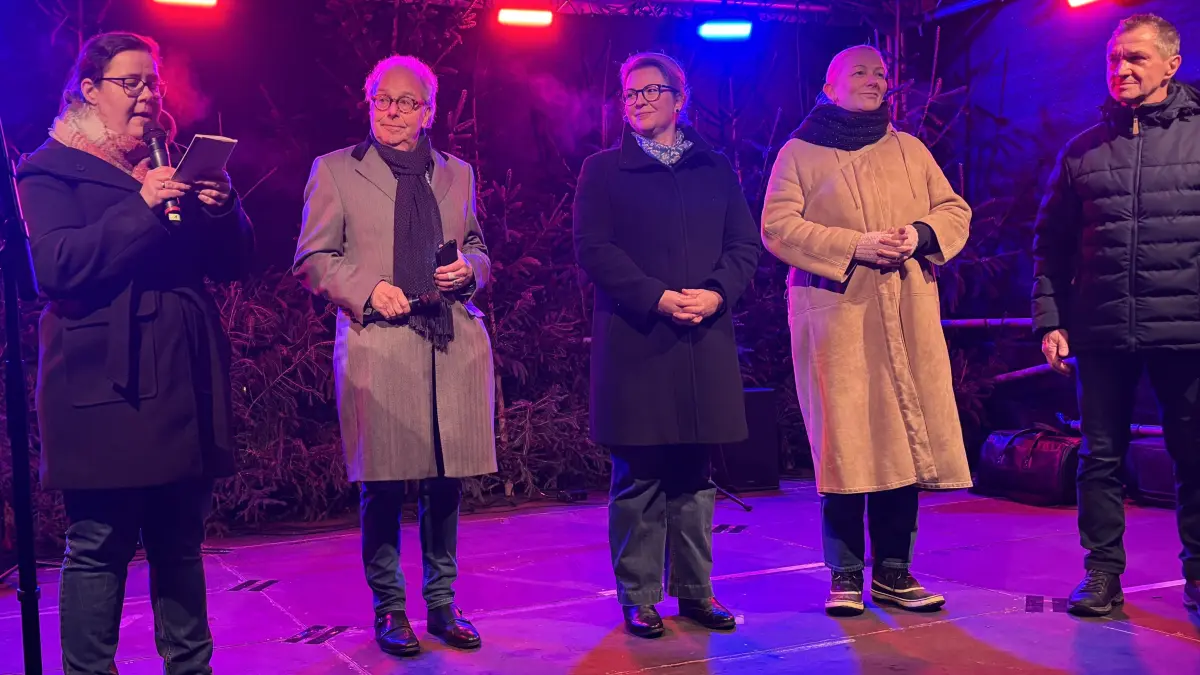 Adventszauber eröffnet: Sabine Baarsch, Geschäftsführerin des VFBQ, Michael Linckersdorff, Ulrike Heidemann, Silke Smilgies ( Bad Freienwalde Tourismus GmbH) und Ralf Lehmann (v.l.) eröffneten am Freitagabend den Weihnachtsmarkt am Schloss Freienwalde.