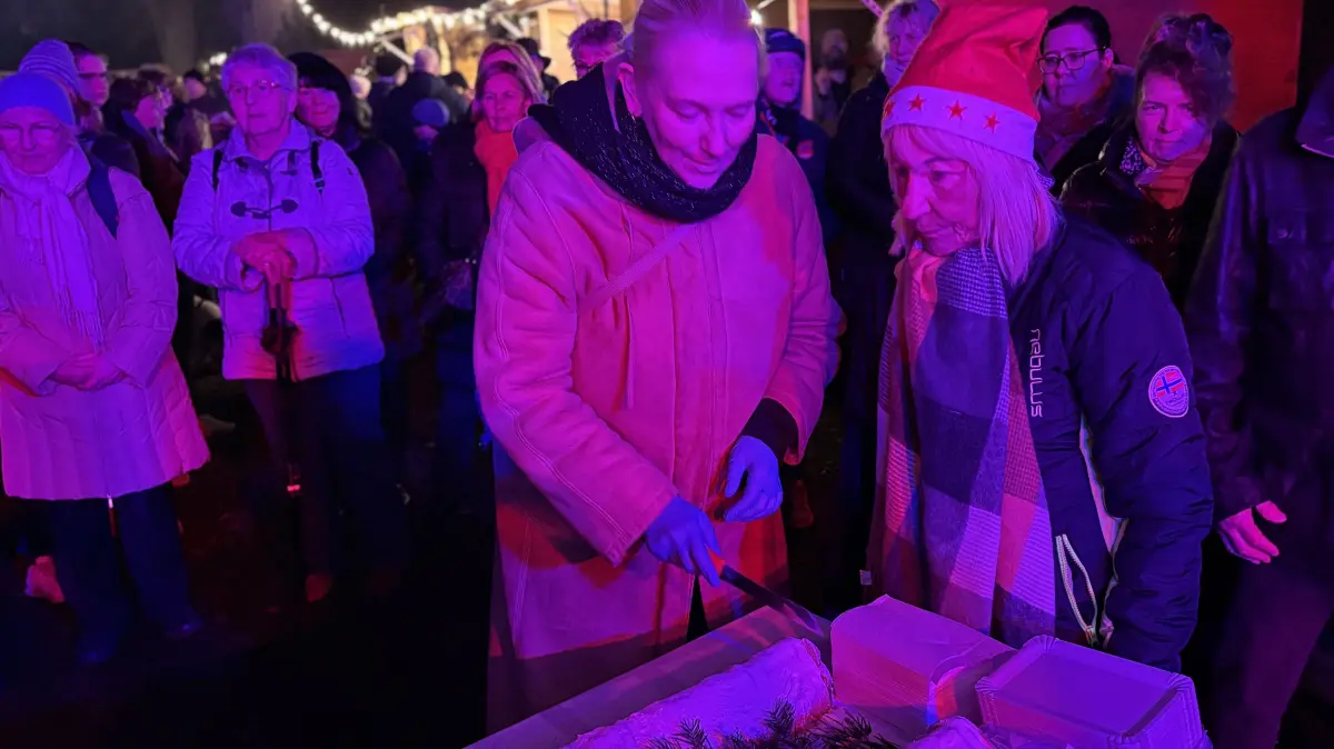 Traditionell spendierte die Wriezener Backstube einen "handwerklich gefertigten Stollen", diesmal eine Mohnstolle, wie Siegrid Bohm, Aushängeschild des Unternehmens und Vize-Präsidentin der Handwerkskammer Frankfurt (Oder) beim Anschnitt betonte. Die Rezeptur wollte sie nicht verraten. Diesmal schnitt sie die Stolle auf der einen Seite mit Silke Smilgies an.