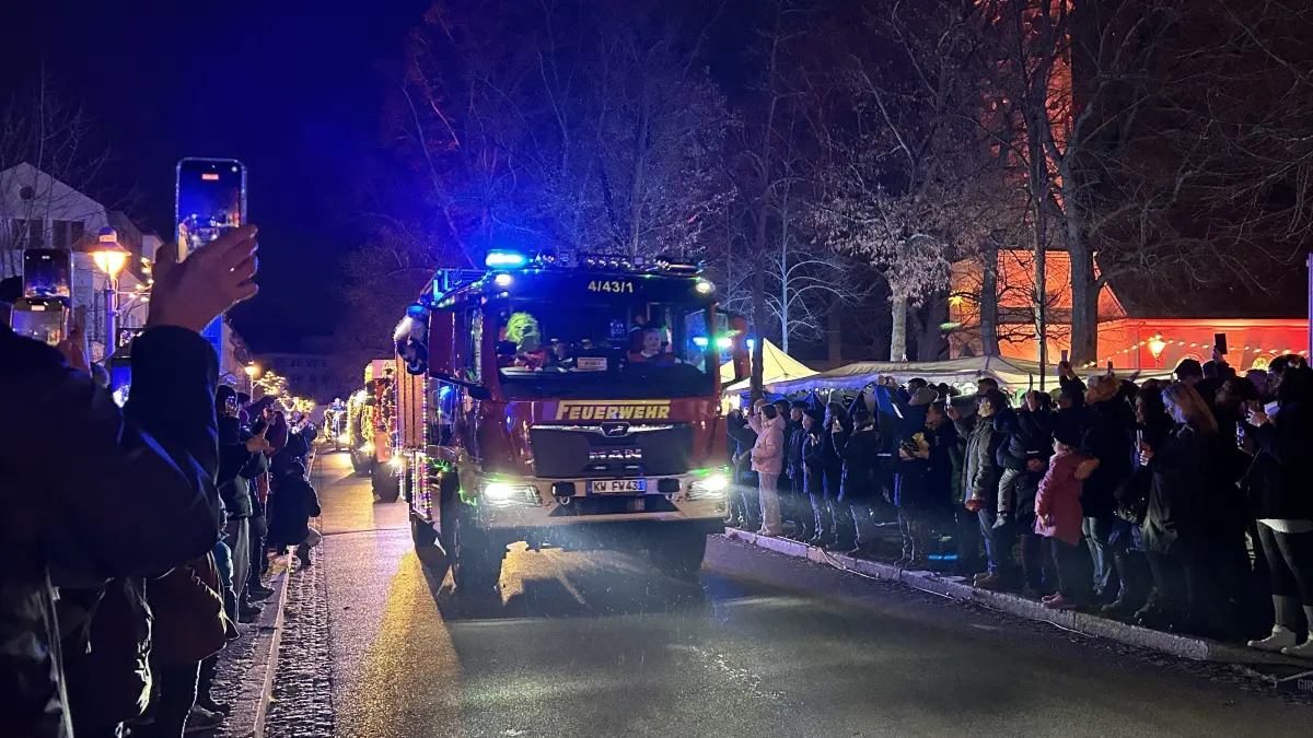 Hunderte Besucher konnten feierten die Lichterfahrt der Feuerwehr am Weihnachtsmarkt von Königs Wusterhausen.