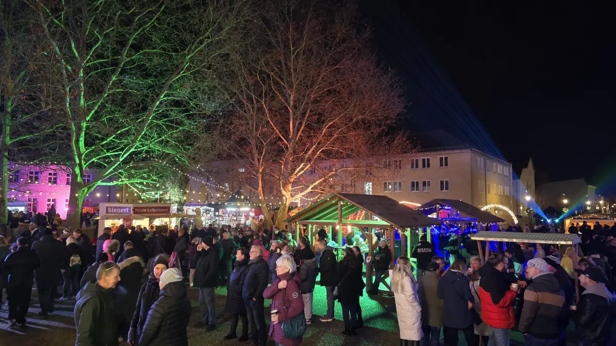 Stimmungsvoll: Blick auf dem Weihnachtsmarkt am Kulturhaus Seelow am Abend.