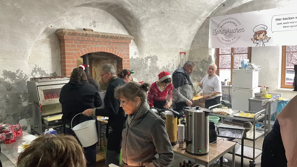 Spritzkuchen im Fort Gorgast: Dafür haben die Vereinsmitglieder um Bäcker Falk gesorgt.