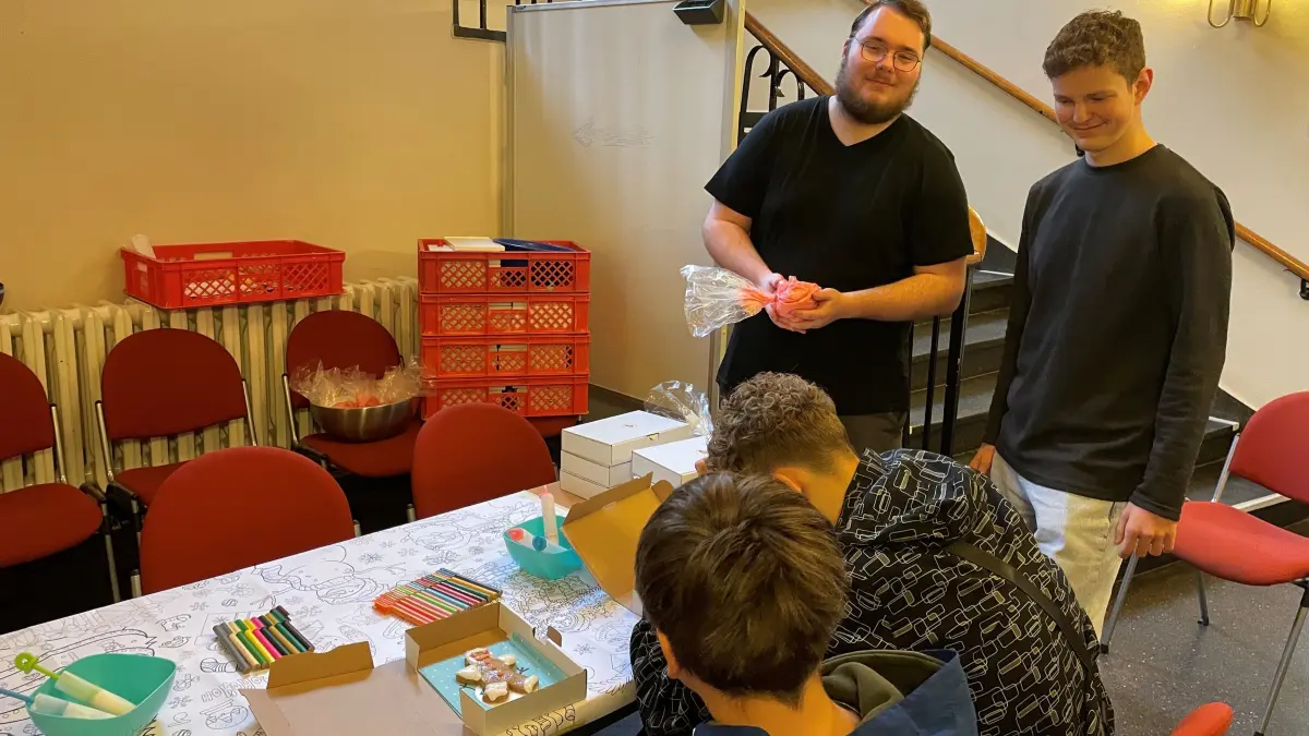 Pfefferkuchen bemalen: Dieses Angebot des CVJM Seelow haben am Sonnabend viele Jugendliche angenommen. Die Pfefferkuchen haben Fabian Bautzer und Ramon Runkowske mit ihren Freunden im CVJM selbst gebacken.