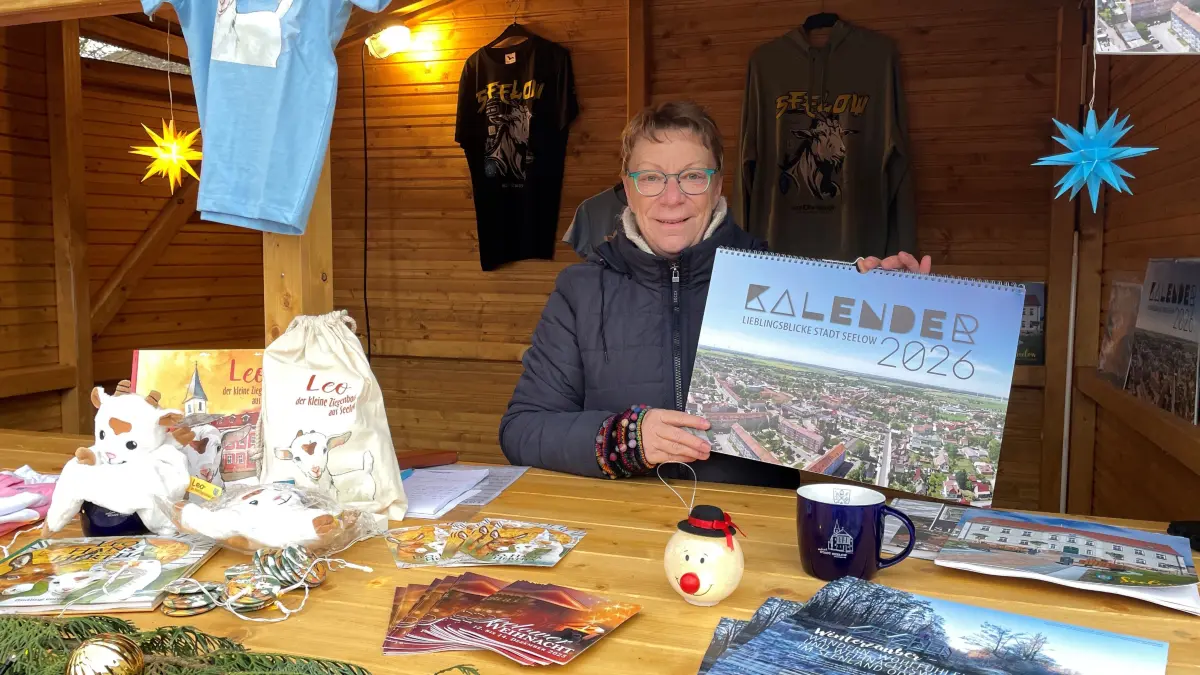 Mit dem neuen Seelow-Kalender: Angelika Voigt hatte am Stand der Touristinfo viele originelle Weihnachtsgeschenke im Angebot.