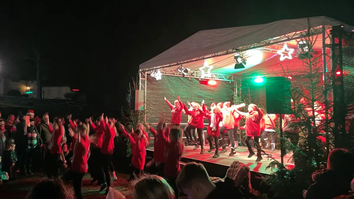 Auftritt der FKG-Funken: Am Samstagabend gaben die Karnevalisten eine einstündige Vorführung im Schlosspark