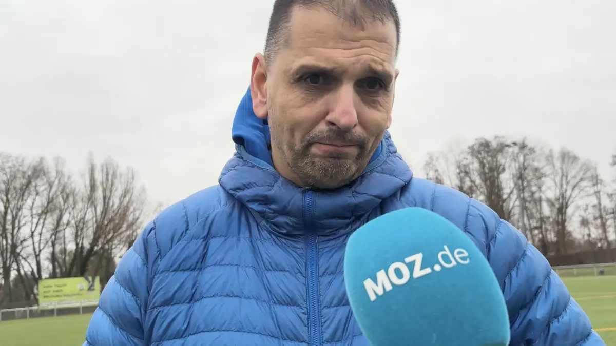 Nachdem sich die Männer des Oranienburger FC einen 3:0-Sieg gegen Petershagen-Eggersdorf erkämpften, kämpfte OFC-Enis Djerlek nach Spielschluss mit den Tränen.