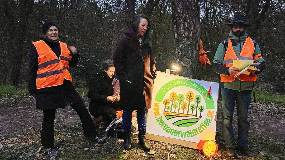 Mit Lampions im Wald: Sprecher der Bürgerinitiative BernauerWaldRetten bei der Auftaktansprache am Rand des umstrittenen Gebiets entlang der Wandlitzer Chaussee.