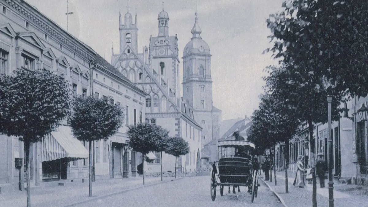 In der Fürstenwalder Herrenstraße, hier zu sehen auf einer Postkarte aus der Zeit um 1908, befand sich früher nicht nur die Polizeiwache, sondern auch die Herberge zur Heimat. Heute heißt die Straße Rathausstraße.