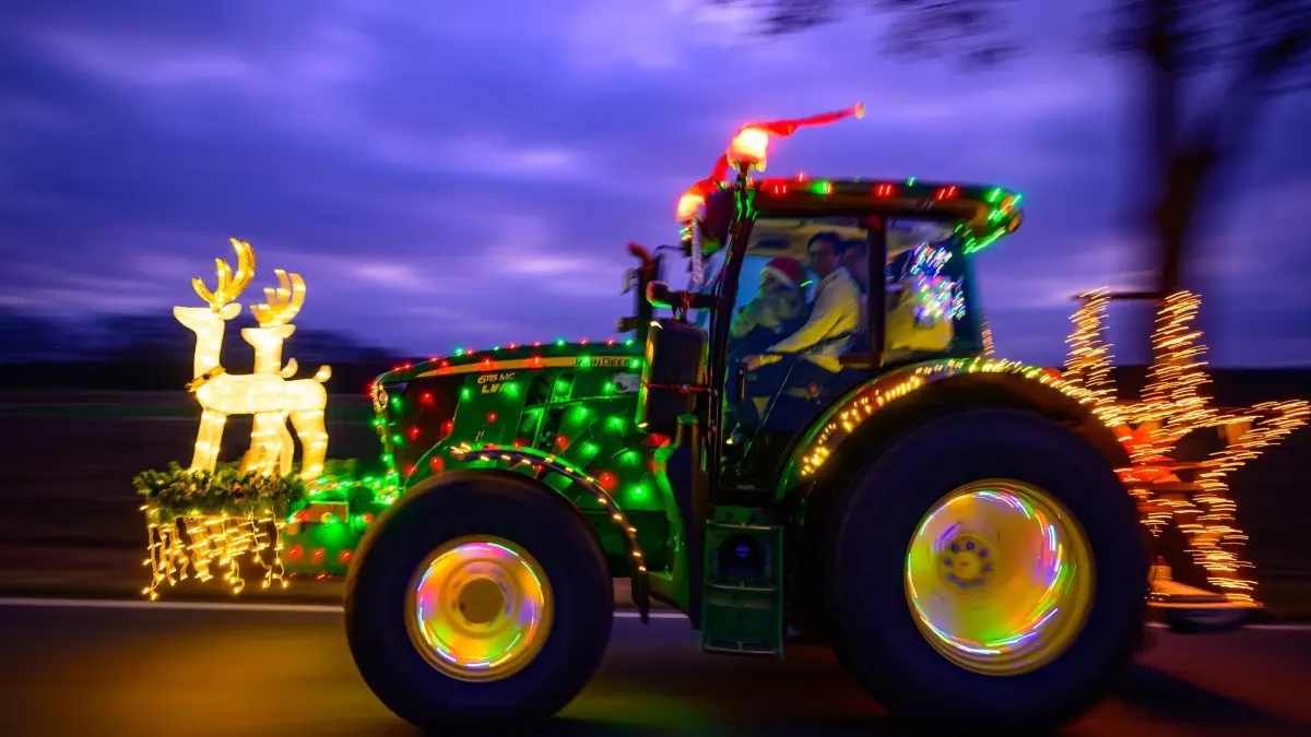 Advents-Korsos rollt durch Brandenburg: 14.12.2025, Brandenburg, Bliesdorf: Ein Teilnehmer mit seinem geschmückten Traktor nimmt an der vorweihnachtlichen Lichterfahrt der Oderlandbauern teil. Am dritten Advent ging die Fahrt von Bliesdorf nach Seelow im östlichen Brandenburg. An dieser Fahrt über rund 30 Kilometern nahmen 70 bunt geschmückte und beleuchtete Traktoren und Lastkraftwagen teil. Foto: Patrick Pleul/dpa +++ dpa-Bildfunk +++
