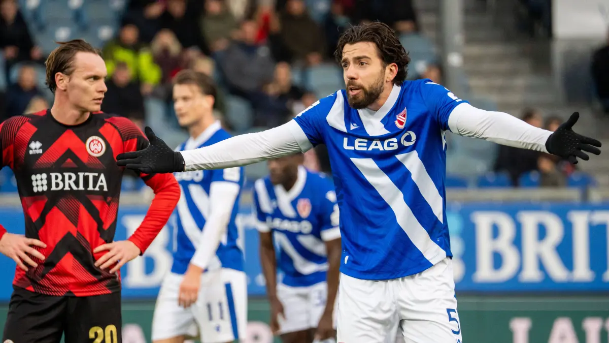 Spielszene, Emotion Dominik Pelivan FC Energie Cottbus, 05 auf seine Gelb-Rote Karte, GER, SV Wehen Wiesbaden vs. FC Energie Cottbus, Fussball, 3. Liga, 18. Spieltag, Saison 2025/2026, 14.12.2025, DFB REGULATIONS PROHIBIT ANY USE OF PHOTOGRAPHS AS IMAGE SEQUENCES AND/OR QUASI-VIDEO, GER, SV Wehen Wiesbaden vs. FC Energie Cottbus, Fussball, 3. Liga, 18. Spieltag, Saison 2025/2026, 14.12.2025 Wiesbaden *** Match scene, Emotion Dominik Pelivan FC Energie Cottbus, 05 on his yellow red card, GER, SV Wehen Wiesbaden vs FC Energie Cottbus, Football, 3 Liga, Matchday 18, Season 2025 2026, 14 12 2025, DFB REGULATIONS PROHIBIT ANY USE OF PHOTOGRAPHS AS IMAGE SEQUENCES AND OR QUASI VIDEO, GER, SV Wehen Wiesbaden vs FC Energie Cottbus, Football, 3 Liga, Matchday 18, Season 2025 2026, 14 12 2025 Wiesbaden Copyright: xEibner-Pressefoto/Jan-NiclasxGrox EP_JGG