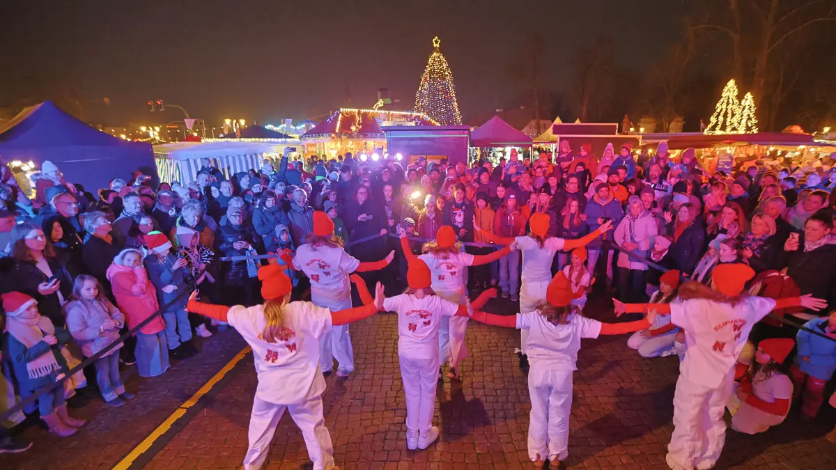 Und weihnachtlich glänzt Oranienburg. Drei Tage lang erfreute der Weihnachtsmarkt vor dem Schloss mit Shows, Glühwein und Musik die Besucher.