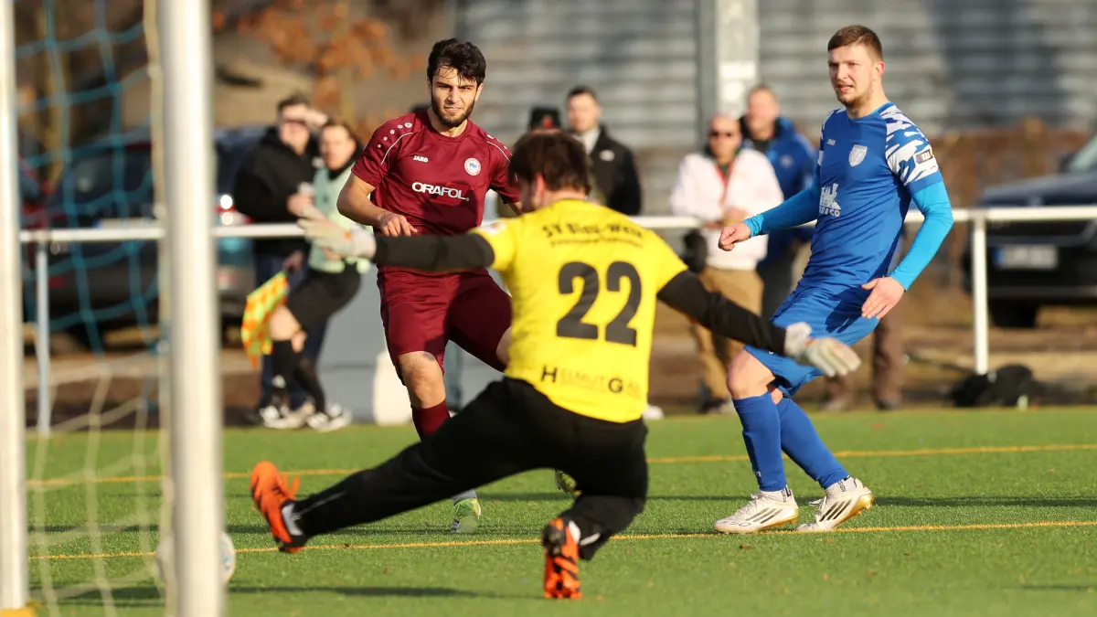 Abdul-Hamid Saadaev (links) erzielt hier das 2:0 für den OFC. Petershagens Keeper Sandro Soraru kann nichts mehr ausrichten.