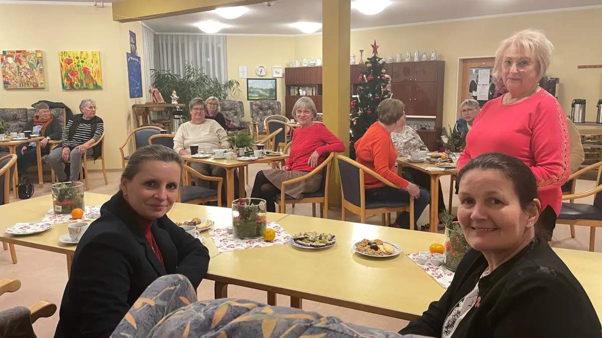 Inmitten von Veränderungen: Katja Thielemann (v.l.) hat mit der SPD-Landtagsabgeordneten auf Einladung des Letschiner Seniorenbeirats unter Leitung von Eveline Miethke über die in den MOL-Kliniken angeschobenen Reformen informiert.