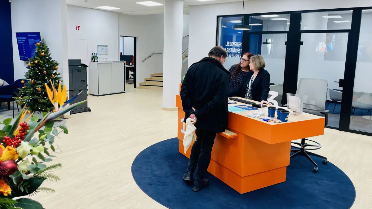 Blick in die neuen Innenräume der Berliner Volksbank am Bernauer Marktplatz – modern, offen und auf persönliche Beratung ausgelegt.
