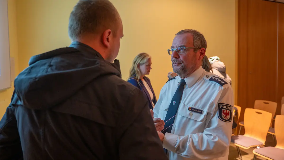 Jürgen Schirrmeister, seit mehr als 23 Jahren in Märkisch-Oderland als Polizist unterwegs, erklärt, worauf es ankommt.