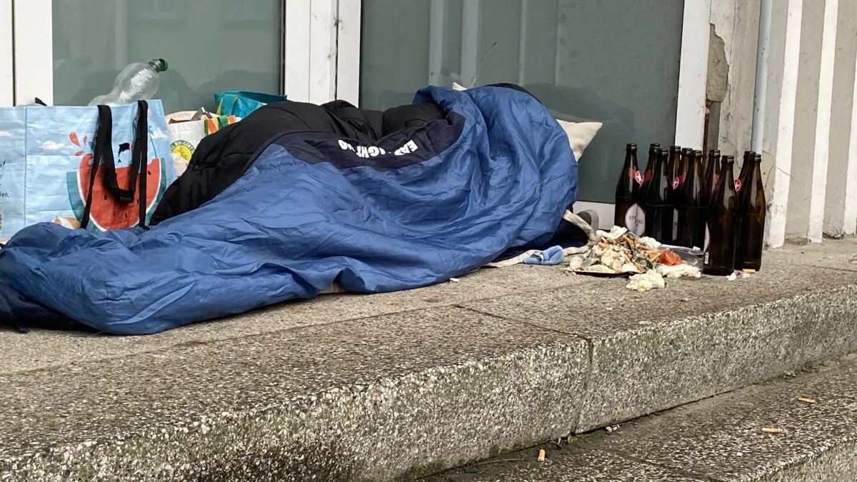 Nachtlager am ehemaligen Fernmeldeamt in Fürstenwalde. Über viele Wochen hat eine obdachlose Frau dort ihr Lager aufgeschlagen, bis der Zugang versperrt wurde.