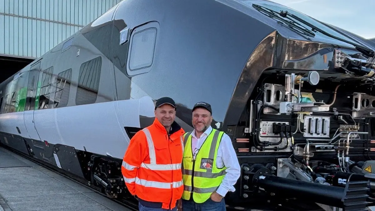 Alstom Hennigsdorf Hochgeschwindigkeitszug für Schweden SJ 250 Pierric Gisquet Projektleiter und Mario Przibilla im Projektteam Fertigungskoordination Dezember 2025