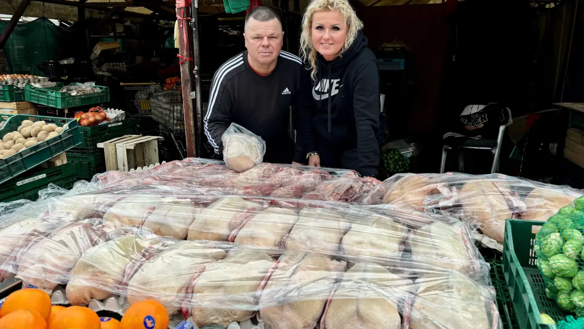 Gans in Polen : Auf dem kleinen Markt bieten Andrzej Borkiewicz und seine Frau Asia am Gemüsestand auch frisch geschlachtetes Geflügel und Kaninchen an.