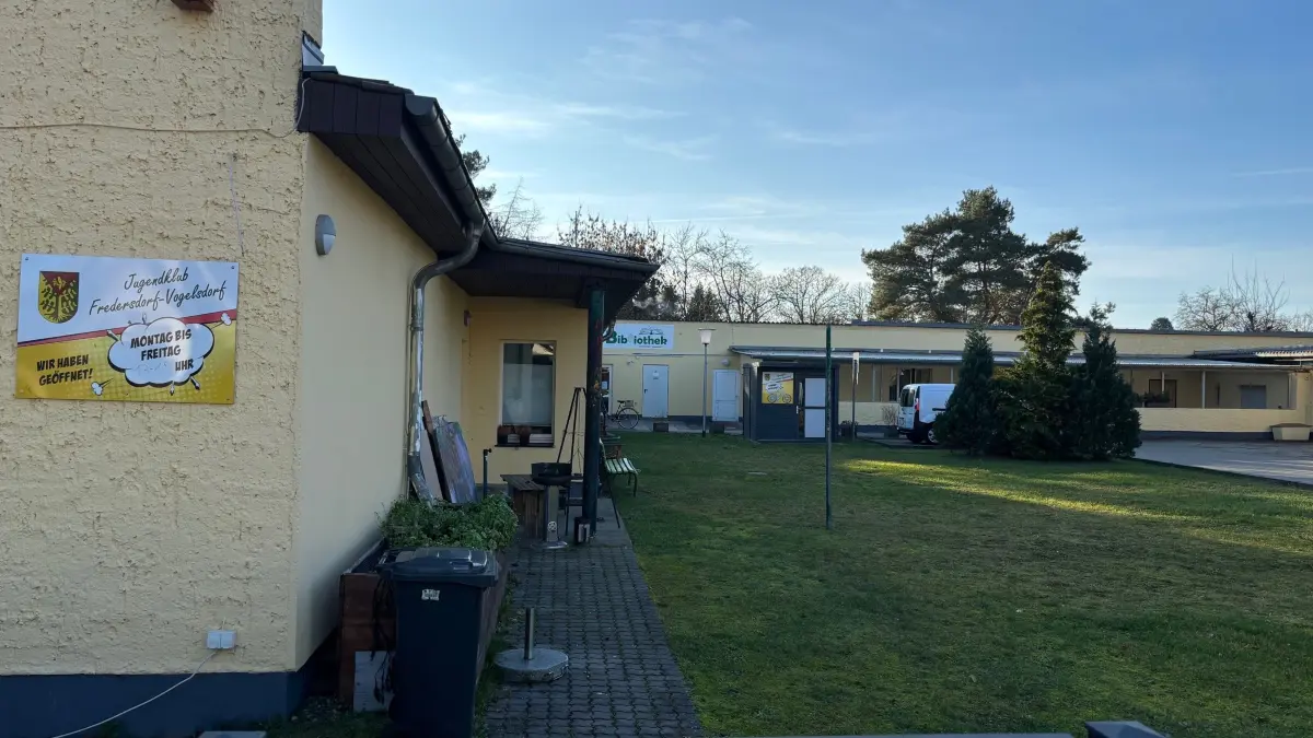 DDR-Zweckbau in der Waldstraße in Fredersdorf mit Jugendclub, Begegnungsstätte und Bibliothek
