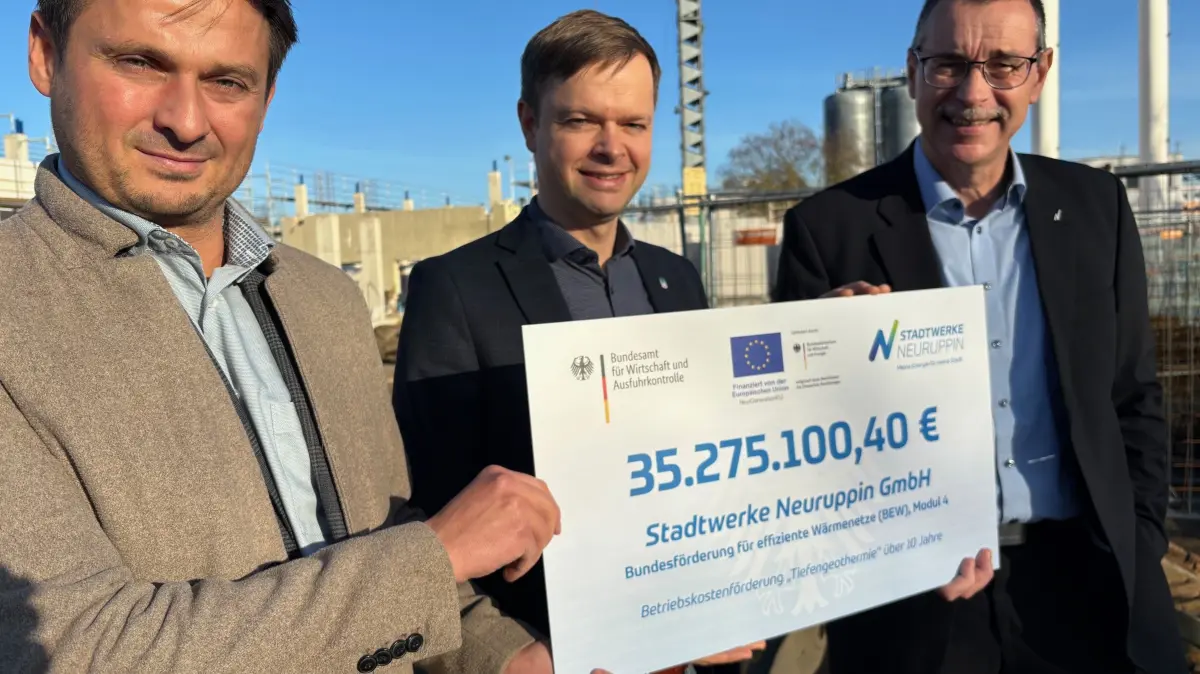 Nicht nur die Sonne strahlt. Der Bund garantiert den Stadtwerken Neuruppin mehr als 35 Millionen Euro für die Betriebskosten der neuen Geothermie-Anlage zu, die gerade entsteht. Von links: Stadtwerke-Prokurist, Bürgermeister Nico Ruhle (SPD) und Stadtwerke-Geschäftsführer Thoralf Uebach.