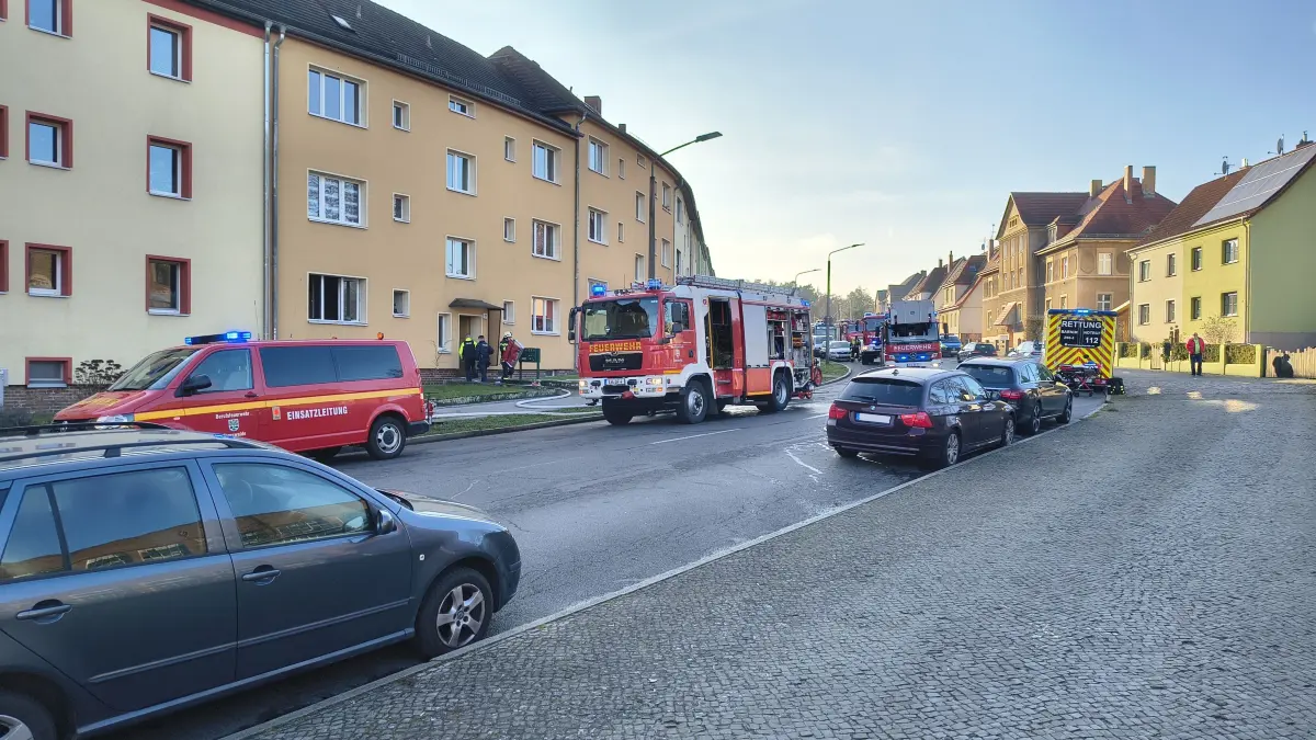 Die Feuerwehr am Montagmittag in der Boldstraße in Eberswalde. Der Brand führte auch zu einigen Verkehrseinschränkungen.