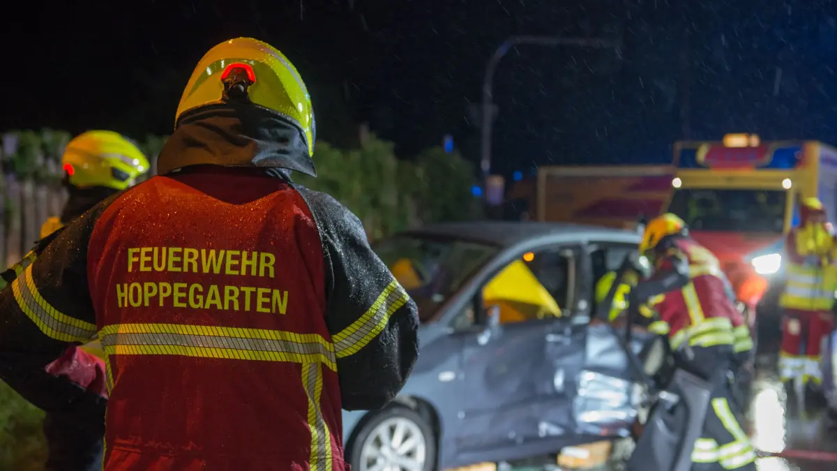Die Feuerwehr Hoppegarten im Einsatz. Fehlende finanzielle Mittel könnten langfristig die Einsatzbereitschaft gefährden.