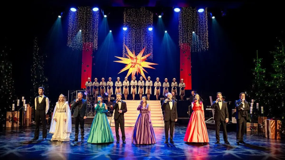 Gemeinsames Singen von „Stille Nacht“ zum Abschluss – weihnachtliche Stimmung im festlich beleuchteten Theaterhaus trotz Novemberwetter.