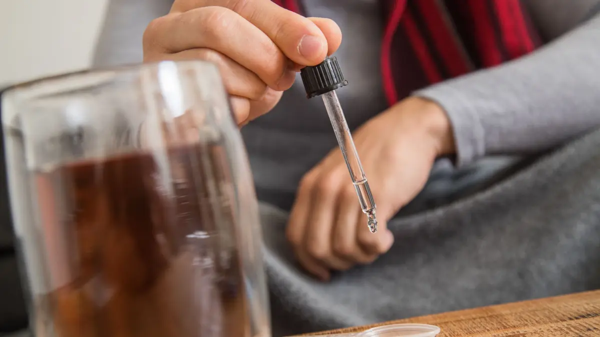 Mann nimmt ein Nahrungsergänzungsmittel: ILLUSTRATION - Kapseln, Tabletten, Tropfen, Säfte: Nahrungsergänzungsmittel mit Vitamin D gibt es in ganz unterschiedlichen Formen. (zu dpa: «Oft überdosiert: Worauf es bei Vitamin-D-Präparaten ankommt») Foto: Christin Klose/dpa-tmn - Honorarfrei nur für Bezieher des dpa-Themendienstes +++ dpa-Themendienst +++