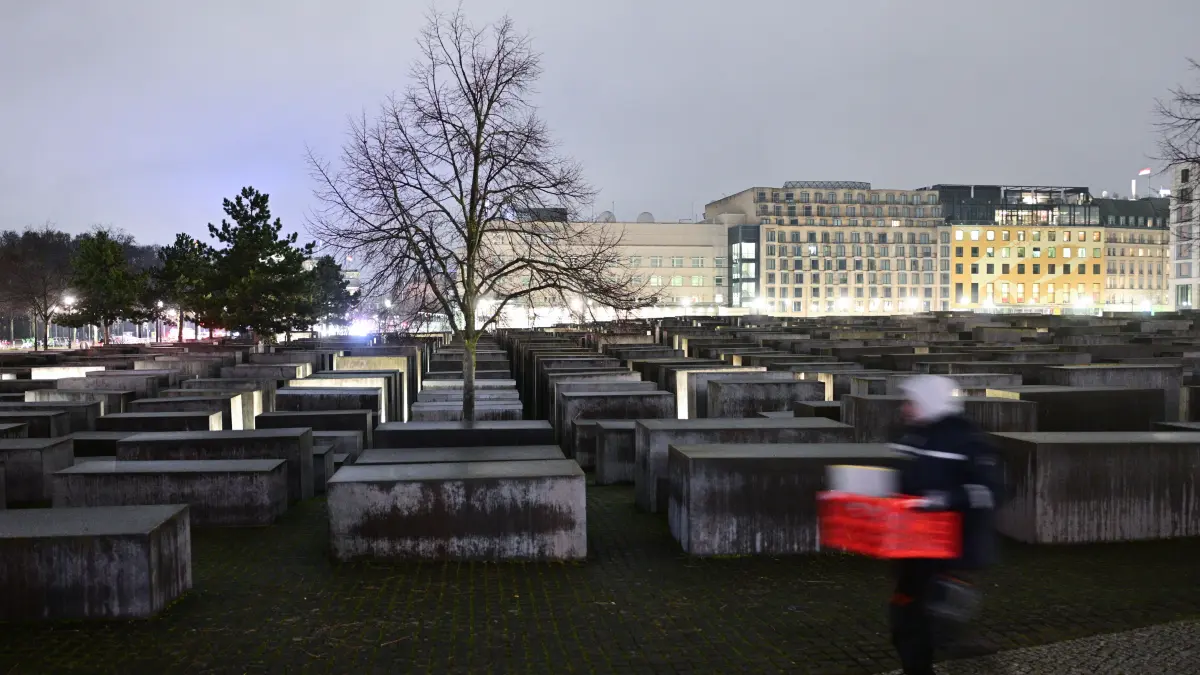 Am 27. Januar 2026 findet der alljährliche internationale Holocaust-Gedenktag statt. Im Bundestag wird den Opfern des Nationalsozialismus eine Gedenkstunde gewidmet.