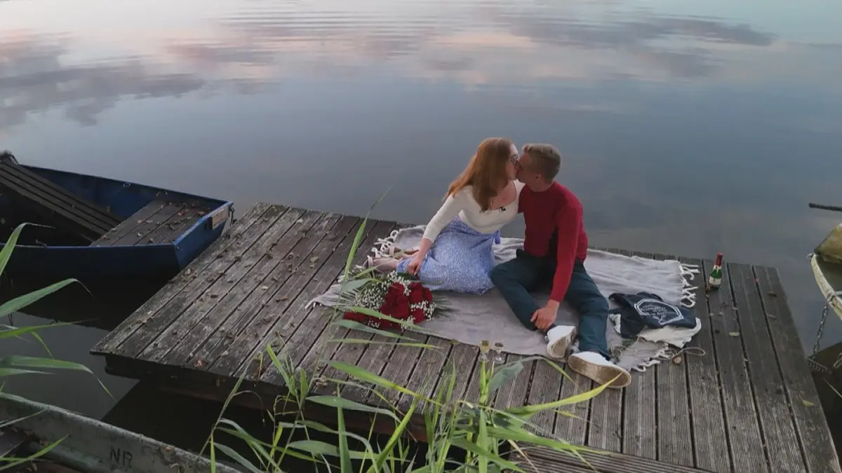 Picnick am See am letzten Abend: Pauline und Christopher.
+++ Die Verwendung des sendungsbezogenen Materials ist nur mit dem Hinweis und Verlinkung auf RTL+ gestattet. +++