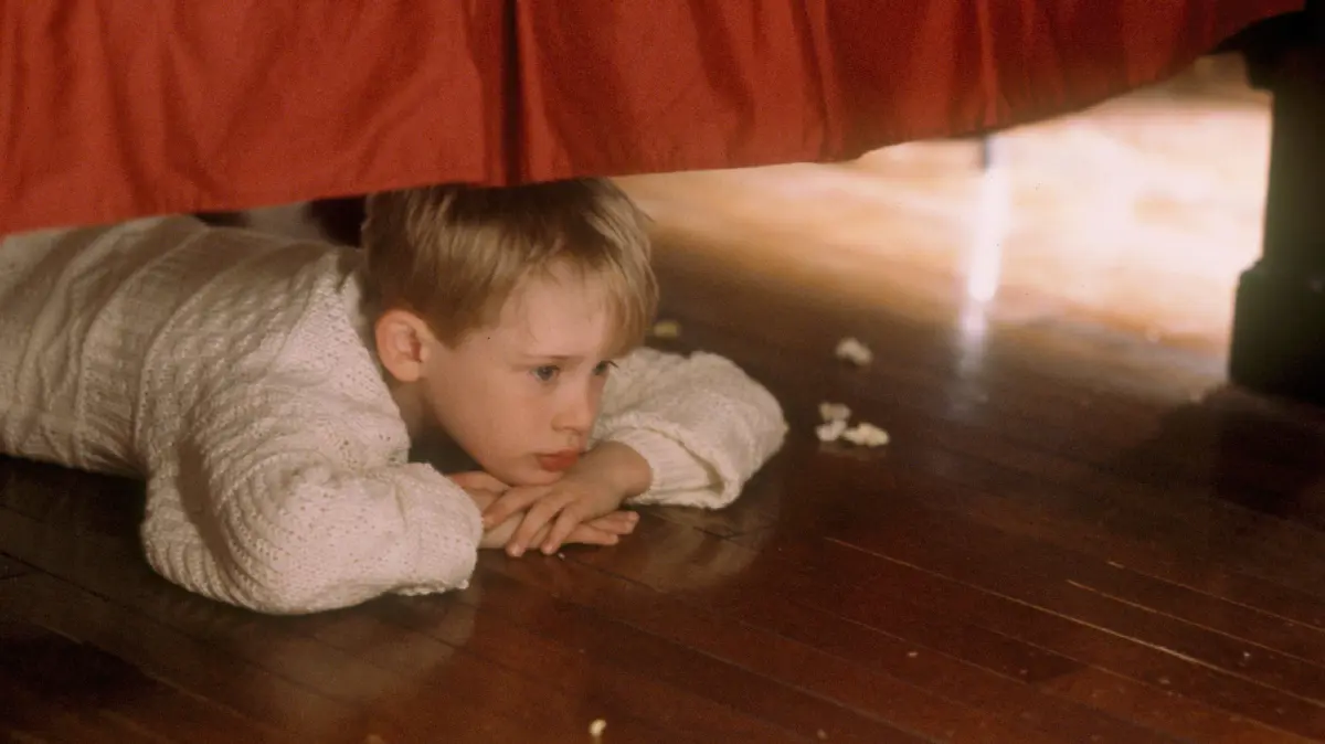„Kevin – Allein zu Haus“ läuft immer an Weihnachten im TV. Die Sendetermine 2025 und weitere Infos zum Kult-Film.