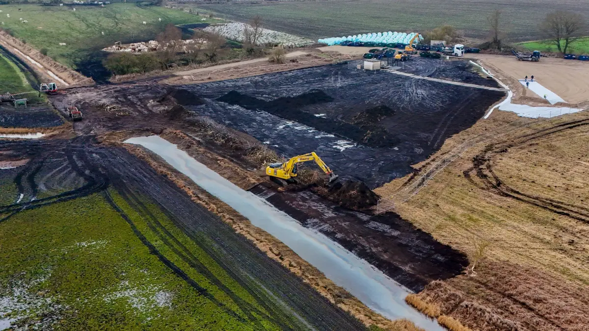 PCK-Havarie: Luftaufnahmen vom 15. Dezember 2025, aufgenommen mit einer Drohne, zeigen die Unfallstelle einer beschädigten Ölpipeline in Zehnbeck bei Gramzow. Am 10. Dezember kam es an einer zur PCK Raffinerie gehörenden Pipeline an einem Schieber zu einer Havarie, bei der Hunderttausende Liter Rohöl ausgetreten waren.