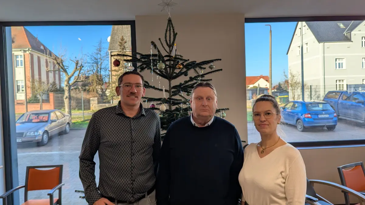 Eröffnung in weihnachtlicher Atmosphäre: Die Geschäftsführer Christopher Siegel und Uwe Schulz mit Pflegedienstleiterin Nancy Ziethen in der Tagespflege Wriezen.