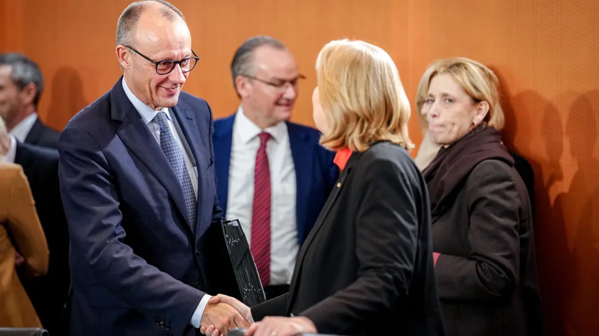 Bundeskabinett: ARCHIV - 10.12.2025, Berlin: Bundeskanzler Friedrich Merz (CDU) und Bärbel Bas (SPD), Bundesministerin für Arbeit und Soziales und SPD-Parteivorsitzende, nehmen an der Sitzung des Bundeskabinetts im Bundeskanzleramt teil. (zu dpa: «Weg frei für Kabinettsbeschluss zur Reform des Bürgergeldes») Foto: Kay Nietfeld/dpa +++ dpa-Bildfunk +++