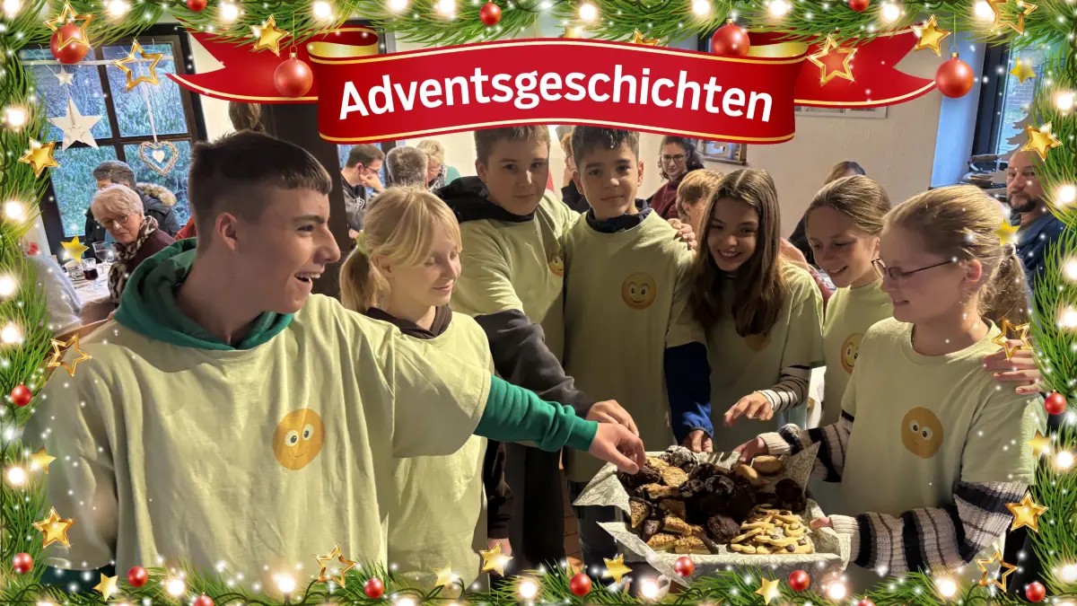 Adventsgeschichten. In Neu Golm bei Bad Saarow gibt es das Café Kuchen-Glück: Hier bedienen einmal im Monat Kinder des Dorfes wie Anton (v.l.), Emely, Elias, Jonas, Fabienne, Marie und Jette mit ihren grünen Shirts, auf denen steht: „In Bewegung für Neu Golm“, in der gemütlichen Heimatstube die erwachsenen Gäste mit selbstgebackenem Kuchen – auch zur Adventszeit.