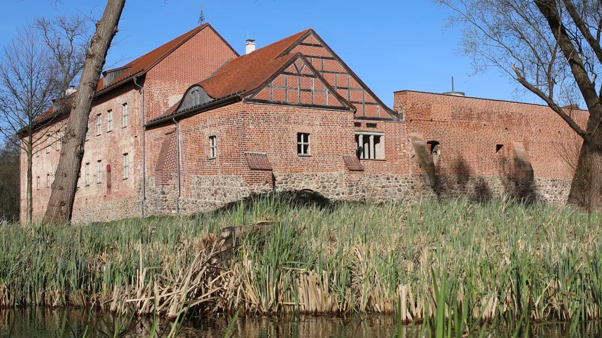 Die Burg in Storkow ist Sehenswürdigkeit und Kulturort zugleich. Sie wird auch von Menschen, die am Scharmützelsee Urlaub machen, besucht.