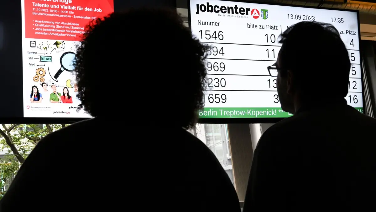 Jobcenter: ARCHIV - 13.09.2023, Berlin: Das Jobcenter Treptow-Köpenick im Groß-Berliner Damm. (Gestellte Szene) (zu dpa: «Weg frei für Kabinettsbeschluss zur Reform des Bürgergeldes») Foto: Jens Kalaene/dpa +++ dpa-Bildfunk +++