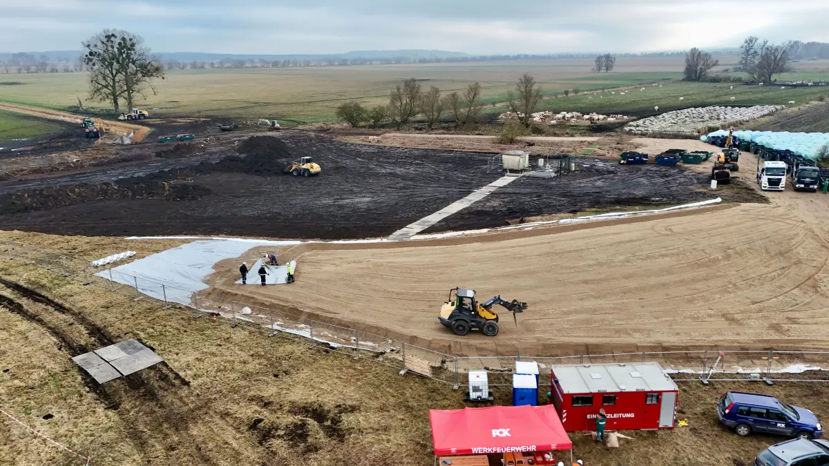 Luftaufnahmen vom 15. Dezember 2025, aufgenommen mit einer Drohne, zeigen den Blick auf die Schadensstelle in Gramzow-Zehnebeck während der laufenden Arbeiten zur Abtragung des belasteten Erdbodens.
Mit Kies aufgeschüttet ist bereits eine Fläche, die als Bodenbereitstellungsplatz für den Erdaushub dienen soll