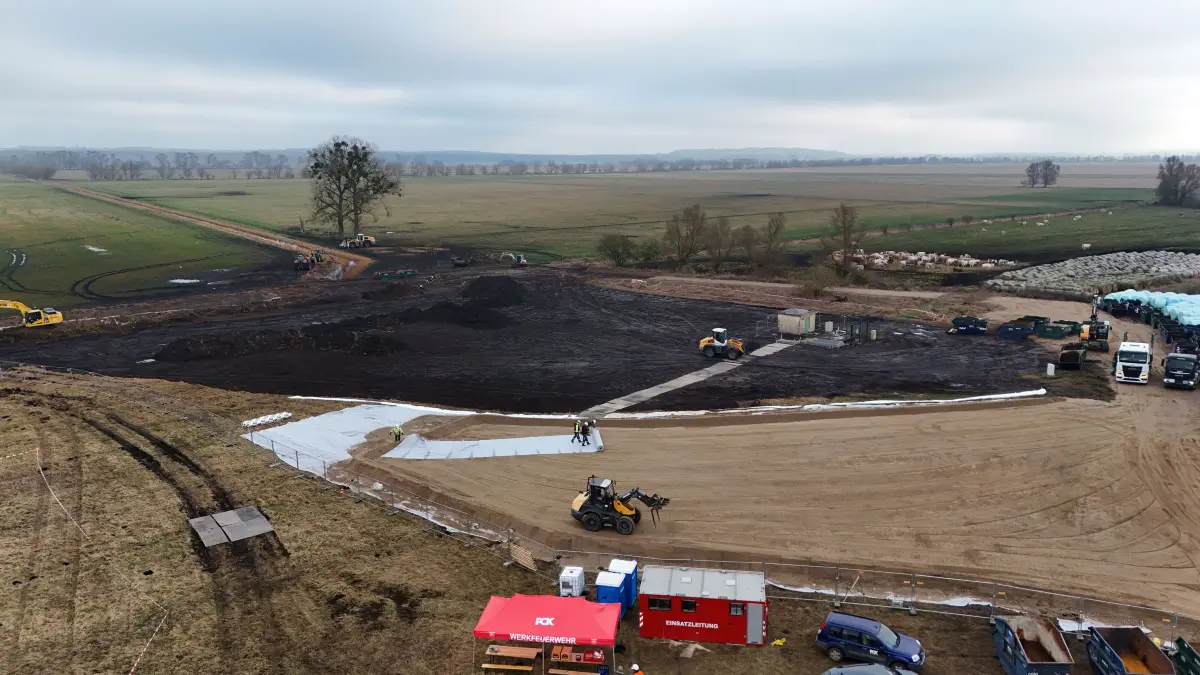 PCK-Havarie: Luftaufnahmen vom 15. Dezember 2025, aufgenommen mit einer Drohne, zeigen den Blick auf die Schadensstelle in Gramzow-Zehnebeck während der laufenden Arbeiten zur Abtragung des belasteten Erdbodens.
Mit Kies aufgeschüttet ist bereits eine Fläche, die als Bodenbereitstellungsplatz für den Erdaushub dienen soll