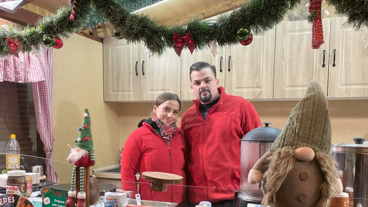 Sidney Sperlich und Jody Heilig haben das schönste Hüttendach vom Weihnachtsmarkt in Frankfurt (Oder). Die Besucher haben für die Hütte vom Paar der Frankfurter Wichtelbäckerei gestimmt.