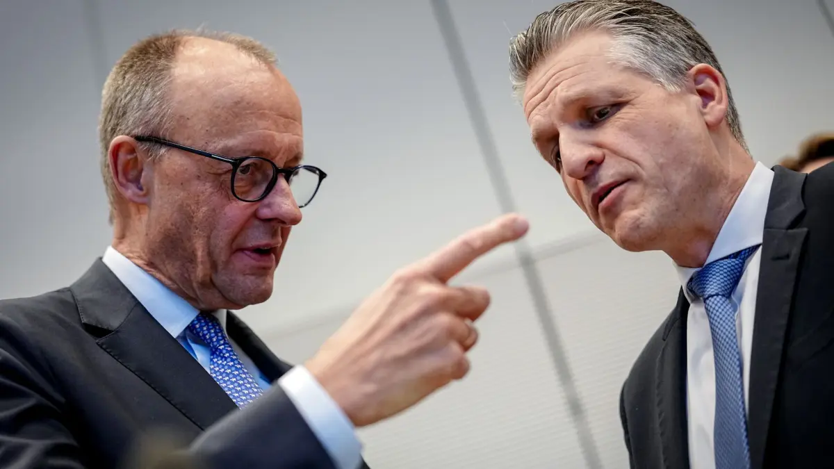 Sitzungen und Statements der Bundestagsfraktionen: 16.12.2025, Berlin: Bundeskanzler Friedrich Merz (CDU, l) und Thorsten Frei (CDU), Chef des Bundeskanzleramts und Bundesminister für besondere Aufgaben, nehmen an der Fraktionssitzung der Unions-Fraktion teil. Foto: Kay Nietfeld/dpa +++ dpa-Bildfunk +++