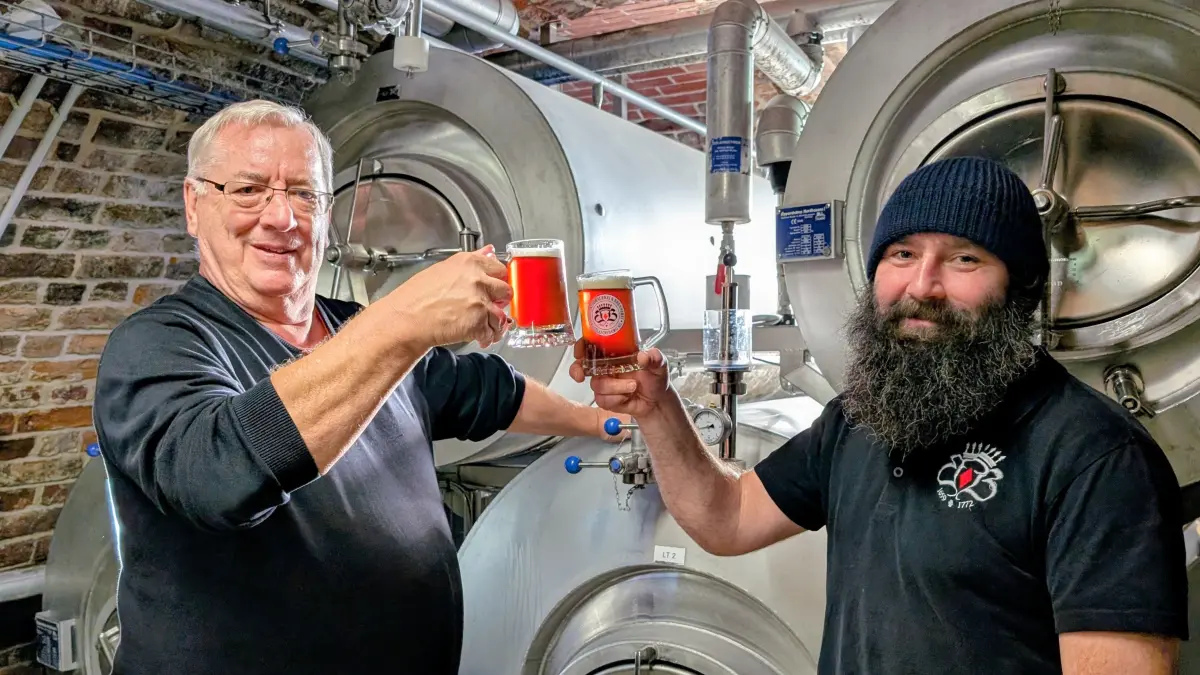 Zehn Jahre Brauerei Altlandsberg: Aufsichtsratschef Giselher Gudzinski und Brauer Jens Richter probieren das Festbier.