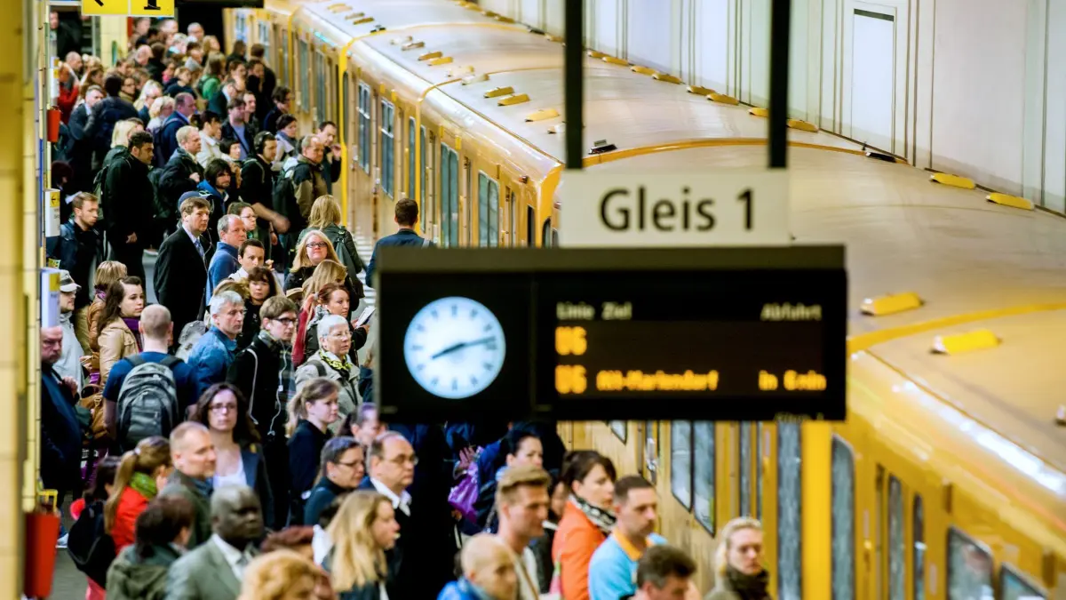 BVG weitet Angebot vorerst nicht aus: ARCHIV - 06.05.2014, Berlin: Fahrgäste steigen am Bahnhof Friedrichstraße in die U-Bahn U6 der Berliner Verkehrsbetriebe (BVG) in einen Zug. (zu dpa: «BVG weitet Angebot vorerst nicht aus») Foto: Hauke-Christian Dittrich/dpa +++ dpa-Bildfunk +++