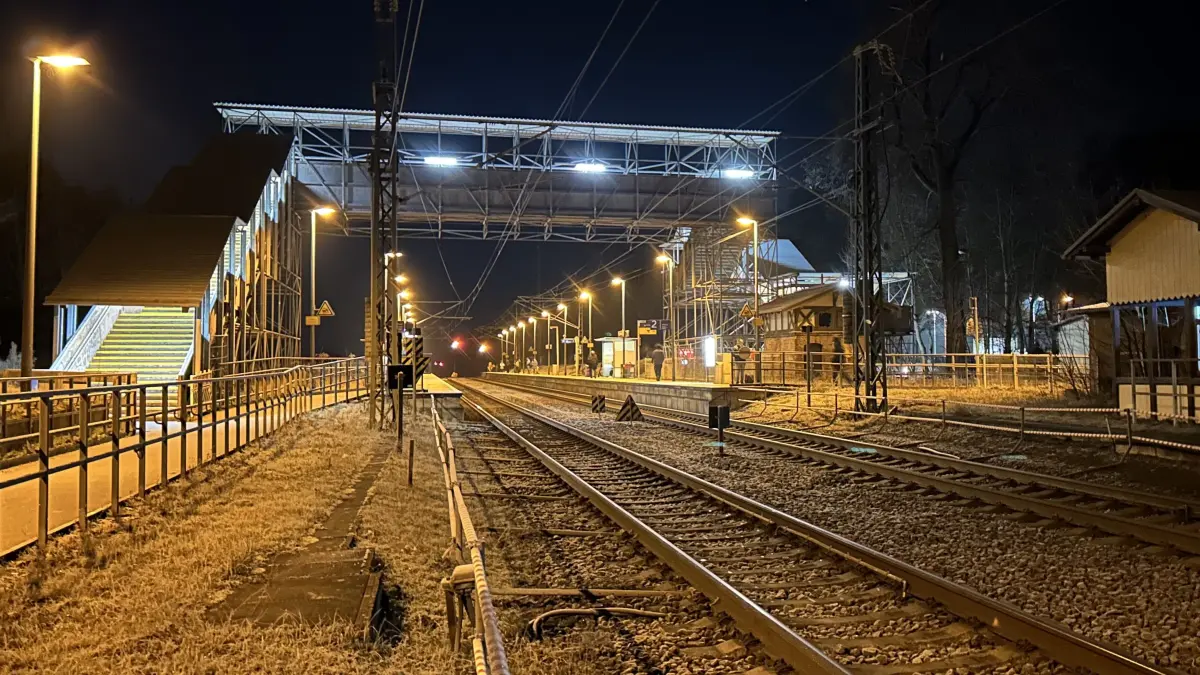 Der Bahnhof Fangschleuse kurz nach Ende der Tesla-Nachtschicht und kurz vor Eintreffen des RE1 um 6.20 Uhr Richtung Berlin.
