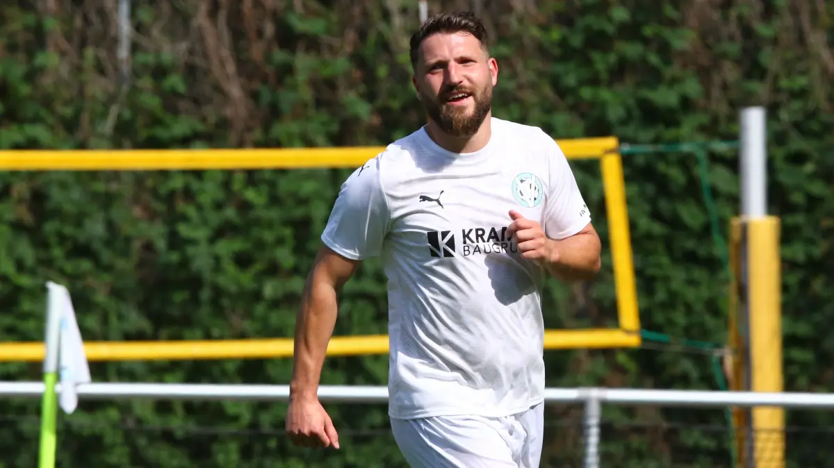 Fußball Landesliga Viktoria Potsdam mit Stürmer Torjäger Tom Nattermann im Spiel gegen Altlüdersdorf