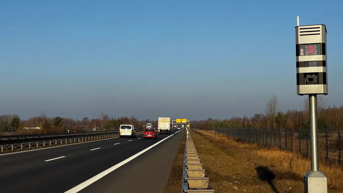Geschickt platziert ist der Blitzer an der B96 in Oranienburg. Er ist erst spät zu sehen, weil er von einem Hinweisschild verdeckt wird.