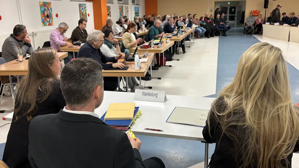 Das Interesse an der Diskussion zur Bürgermeisterwahl in Glienicke war groß. Zahlreiche Zuschauer verfolgten nicht nur die Novembersitzungen (Foto), sondern auch die Versammlung mit der abschließenden Entscheidung.