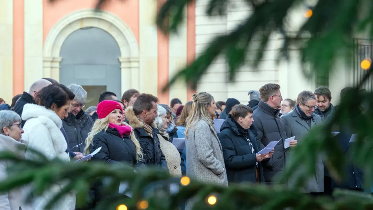 Landtag Brandenburg - Adventssingen: 17.12.2025, Brandenburg, Potsdam: Die Abgeordneten des Brandenburger Landtages singen gemeinsam mit Besuchern vor Beginn der Plenarsitzung im Innenhof des Landtages während des traditonellen Adventsingens. Begleitet wurde das Singen von den Evangelischen Posaunenbläsern Babelsberg. Foto: Soeren Stache/dpa +++ dpa-Bildfunk +++