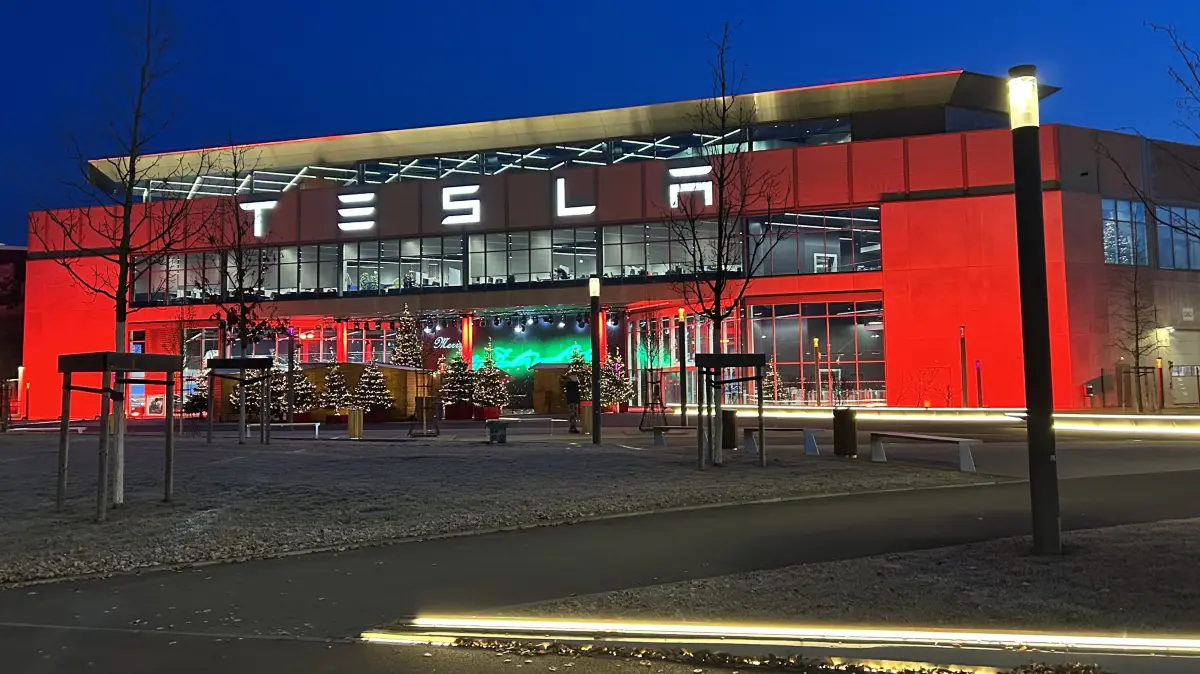 Die Tesla-Gigafactory am frühen Morgen, kurz nach Ende der Nachtschicht.