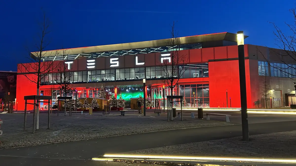Die Tesla-Gigafactory am frühen Morgen, kurz nach Ende der Nachtschicht.