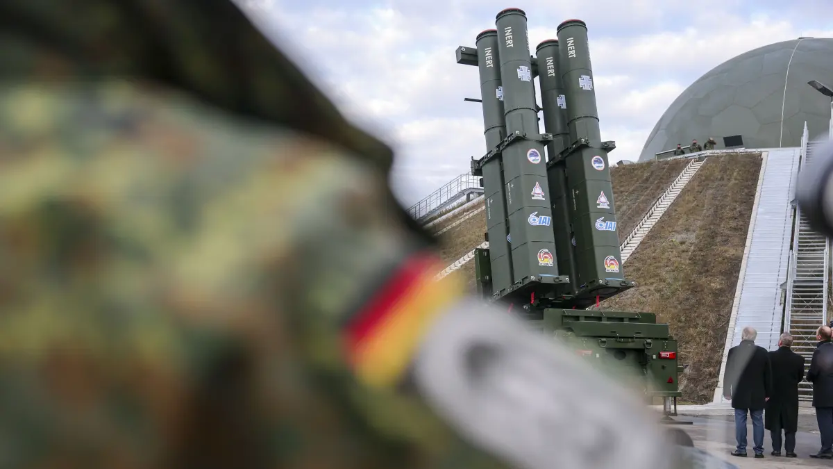 Das Abschussgerät des neuen Raketenabwehrsystems Arrow 3 steht nach der Inbetriebnahme vor dem Radom in der Annaburger Heide. Die Luftwaffe erklärt die sogenannte Anfangsbefähigung des Luftverteidigungssystems und vollzieht damit den ersten Schritt der Inbetriebnahme. Das Flugabwehrsystem soll der Frühwarnung und der Bekämpfung von anfliegenden ballistischen Flugkörpern außerhalb der Erdatmosphäre dienen. Es wird als Reaktion auf die Bedrohung durch Russland beschafft. (zu dpa: «Bundeswehr nimmt Raketenwehrsystem Arrow 3 in Betrieb») +++ dpa-Bildfunk +++